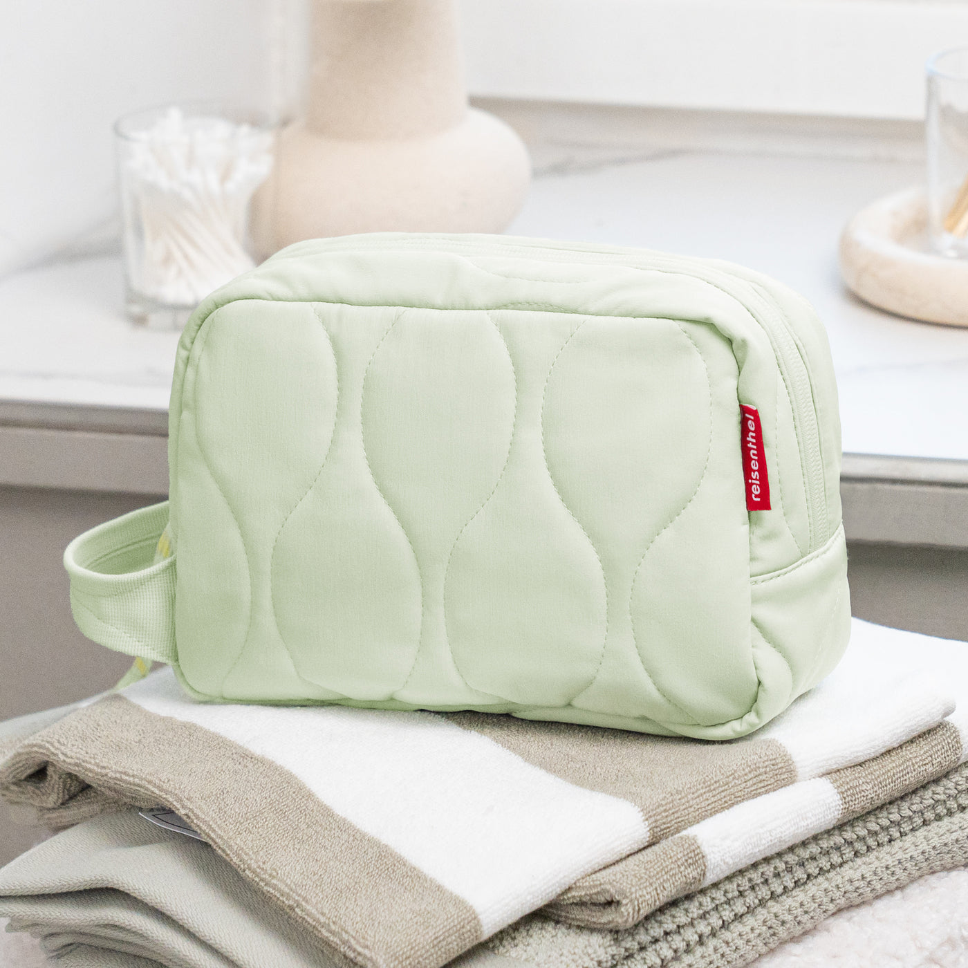 cosmeticpouch M puffer iced matcha cosmeticpouch M Reisenthel