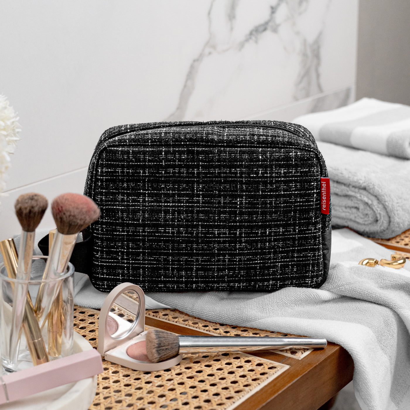 cosmeticpouch M bouclé black