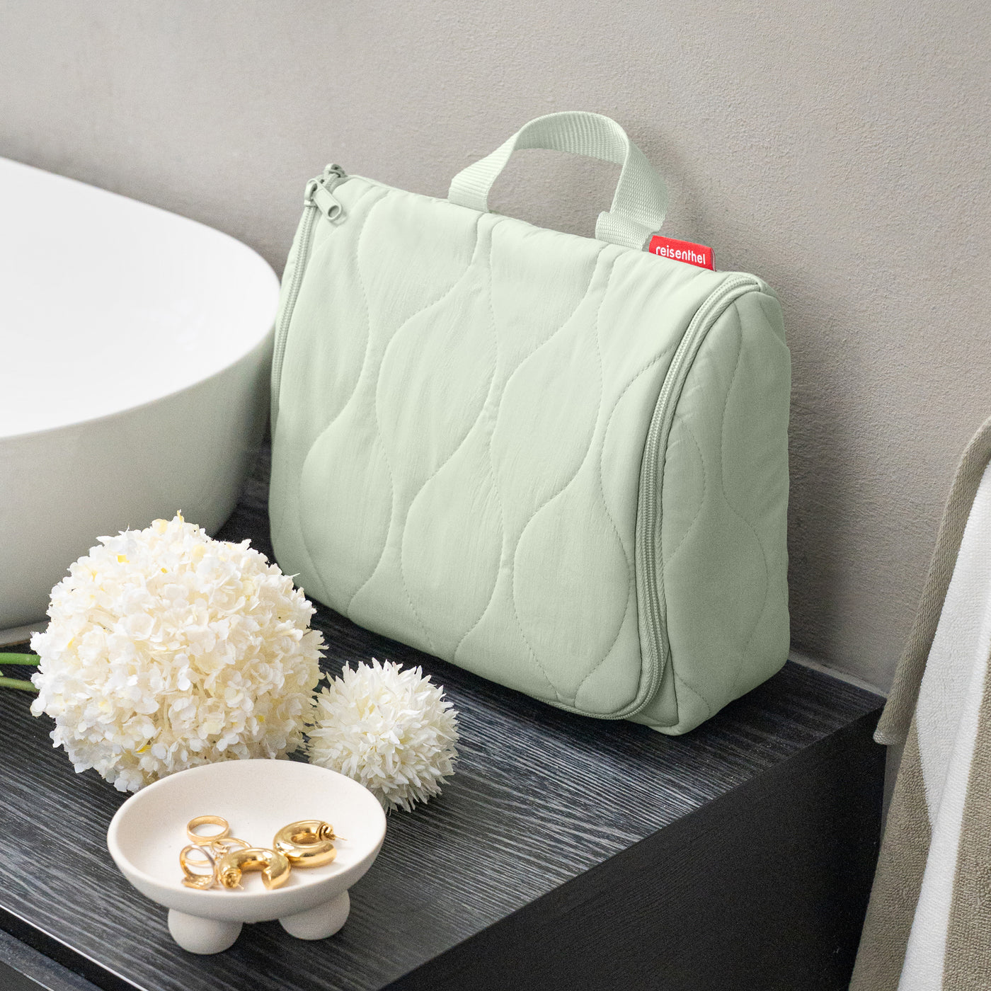 toiletbag XL puffer iced matcha toiletbag XL Reisenthel